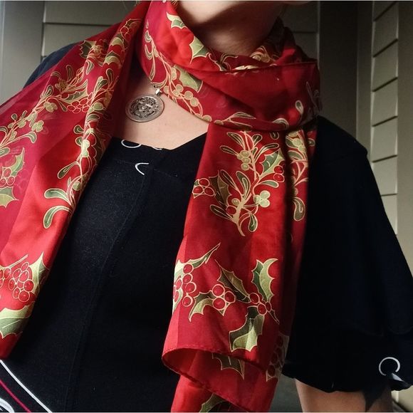 Yule, Christmas scarf with mistletoe and Holly in bright red - Picture 3 of 7